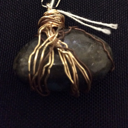 Wire Wrap Pendant: Labradorite
